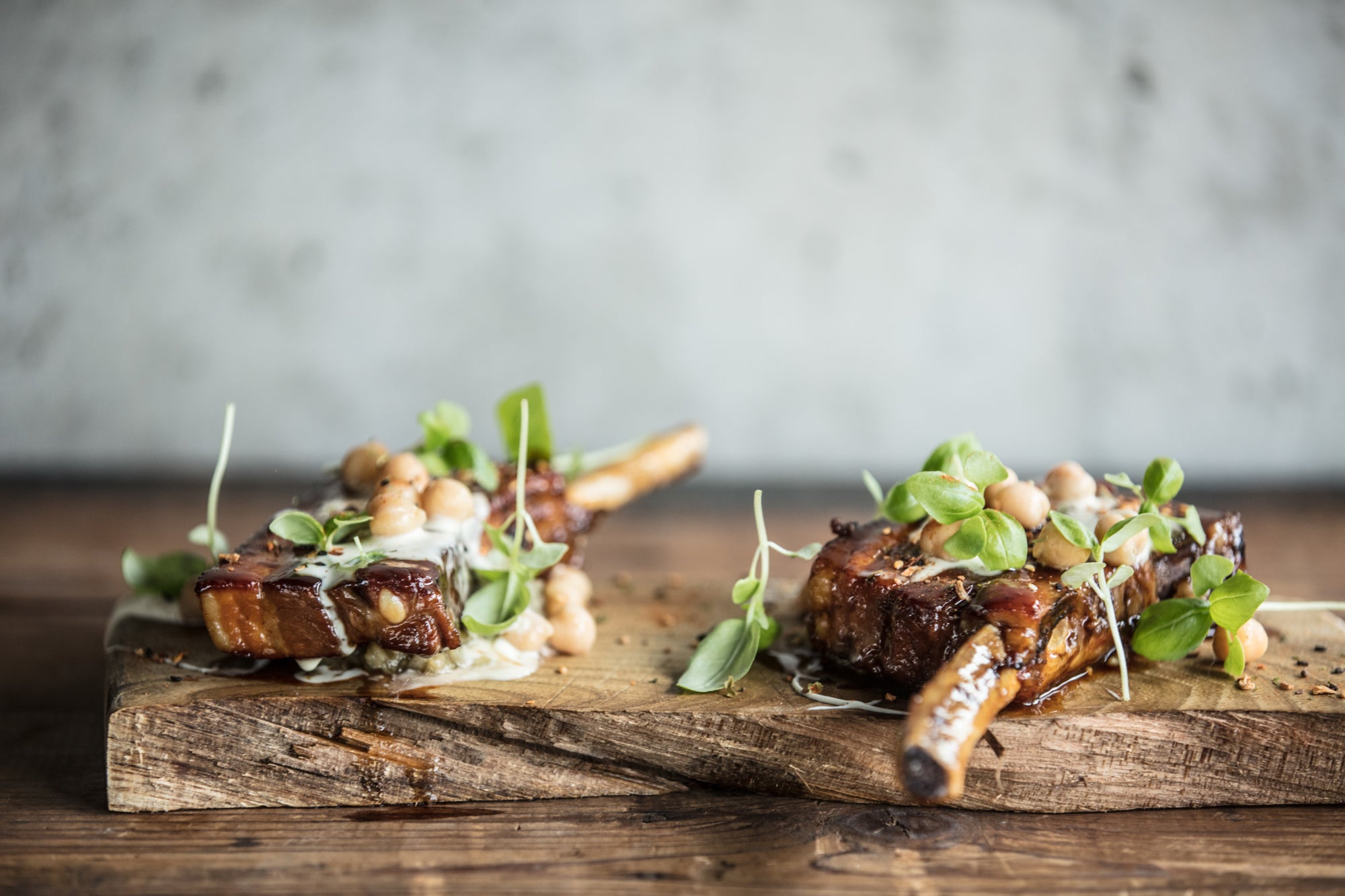 SHORT RIBS DE PORC MÉNAPIEN À LA CRÈME AIGRE ET AUX POIS CHICHES