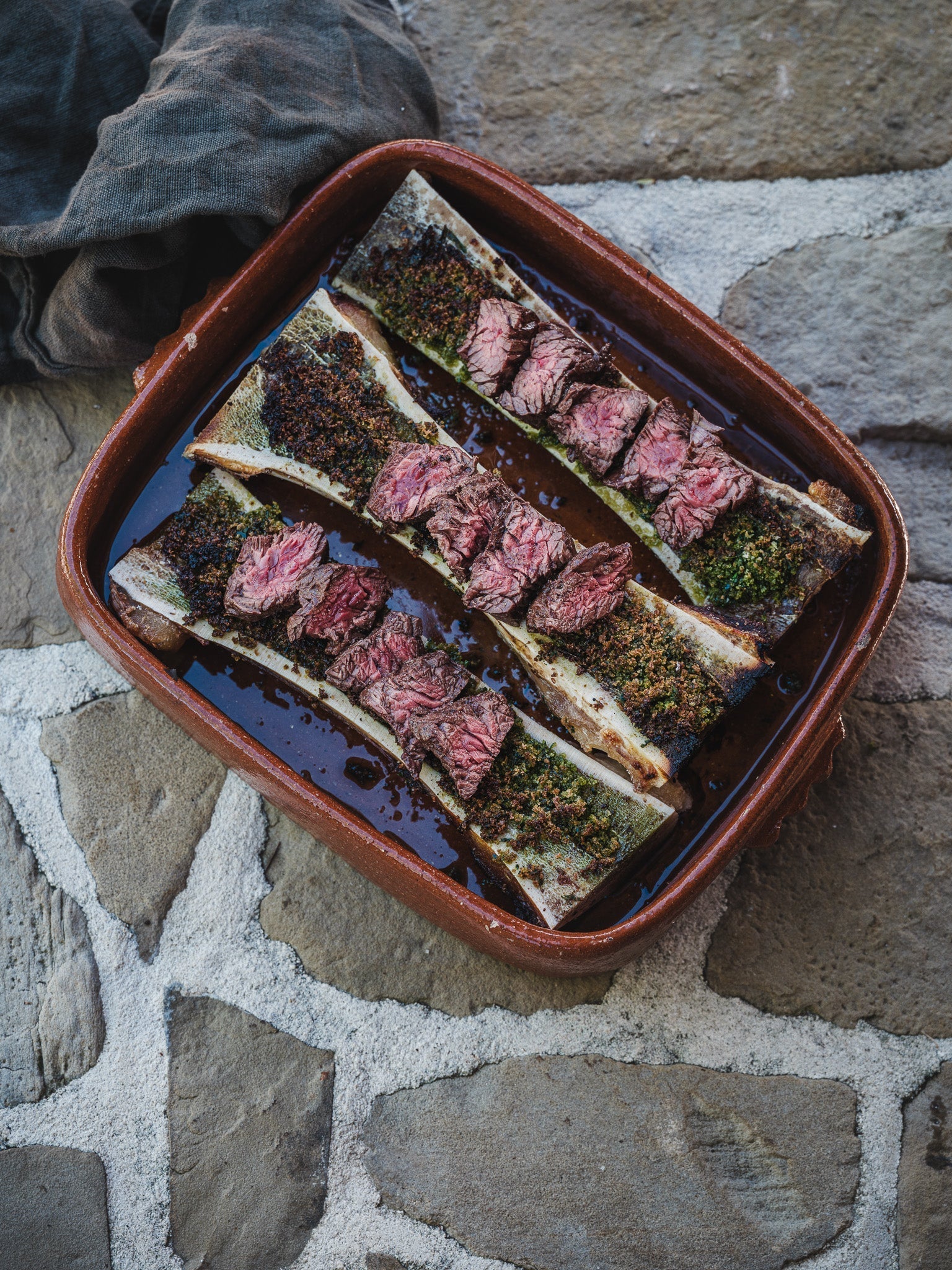 Geroosterde mergpijp met gremolata en dungesneden bavette