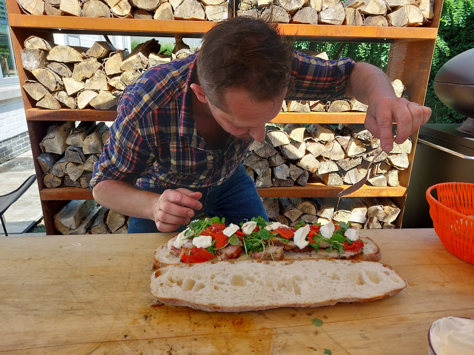 Hâte levée et son sandwich