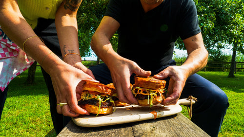 Burgerbun met gekonfijte shortrib in Koreaanse lak en koolsla