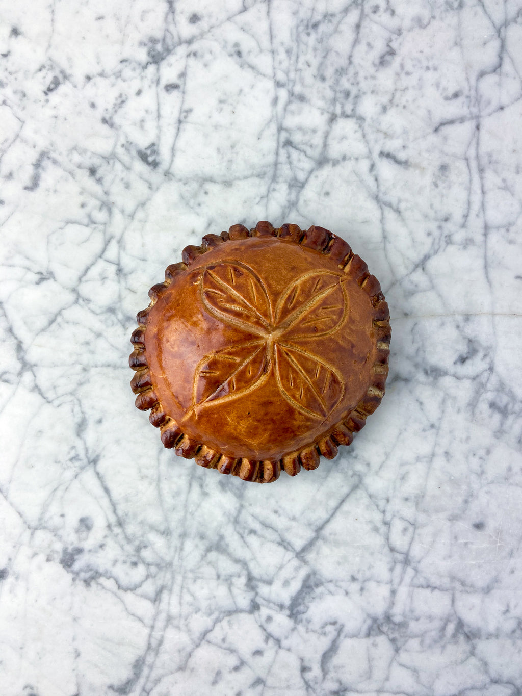 Pithivier gemaakt van verse bladerdeeg met foie gras de canard, heerlijk geplukte kip, varkensvlees en girolles