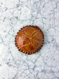 Pithivier gemaakt van verse bladerdeeg met foie gras de canard, heerlijk geplukte kip, varkensvlees en girolles